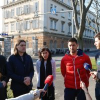 Živi zid je održao konferenciju za medije ispred glavnog ulaza u brodogradilište Uljanik