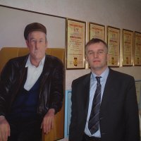 Jerko Ivanković Lijanović pod portretom oca Stipe Ivankovića Lijana koji je započeo obiteljski posao