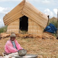 Baka pozira turistima, otoci Uros