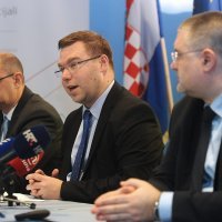 Ministar Marko Pavić na potpisivanju ugovora o dodjeli bespovratnih sredstava za upravljanje službenom dokumentacijom RH