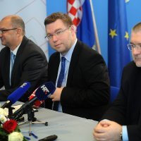 Ministar Marko Pavić na potpisivanju ugovora o dodjeli bespovratnih sredstava za upravljanje službenom dokumentacijom RH