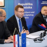 Ministar Marko Pavić na potpisivanju ugovora o dodjeli bespovratnih sredstava za upravljanje službenom dokumentacijom RH