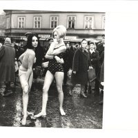 Nuša i Irena na Dolcu u kupaćim kostima, Vlado Duić