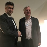 Predsjednik Vlade Andrej Plenković s predsjednikom F. Hoffmann-La Roche Ltd. Christophom Franzom