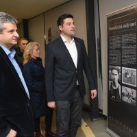 Davor Bernardić razgledao je izložbu u Jasenovcu