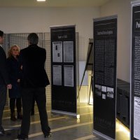 Davor Bernardić razgledao je izložbu u Jasenovcu