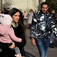 Nogometaš Mate Maleš sa suprugom Ninom i kćerkom prošetao gradom