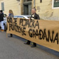 Prosvjedni performans ispred Gradske skupštine Isto stanje, drugo pakovanje