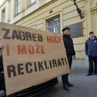 Prosvjedni performans ispred Gradske skupštine Isto stanje, drugo pakovanje