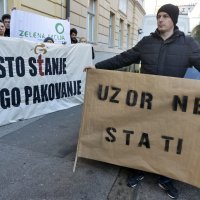 Prosvjedni performans ispred Gradske skupštine Isto stanje, drugo pakovanje