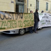 Prosvjedni performans ispred Gradske skupštine Isto stanje, drugo pakovanje