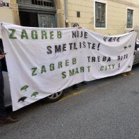 Prosvjedni performans ispred Gradske skupštine Isto stanje, drugo pakovanje