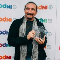 Željko Bebek sa statuom