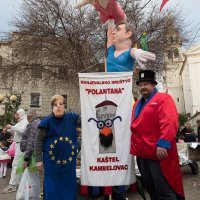 Maskirana povorka prodefilirala od Kaštel Gomilice do Kaštel Kambelovca