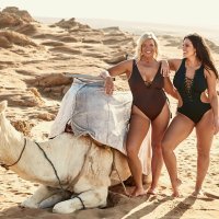 Ashley Graham s mamom Lindom Graham pozira za Swimsuits For All