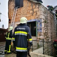Gašenje požara obiteljske kuće u Ložišćima