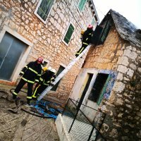 Gašenje požara obiteljske kuće u Ložišćima