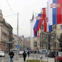 Povodom dolasaka  Aleksandra Vučića na gradskim ulicama izvješene su srpske i hrvatske zastave
