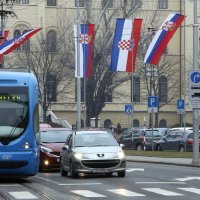 Povodom dolasaka  Aleksandra Vučića na gradskim ulicama izvješene su srpske i hrvatske zastave