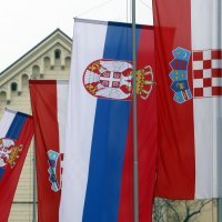 Povodom dolasaka  Aleksandra Vučića na gradskim ulicama izvješene su srpske i hrvatske zastave