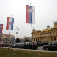 Povodom dolasaka  Aleksandra Vučića na gradskim ulicama izvješene su srpske i hrvatske zastave