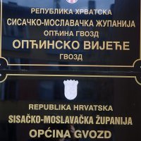 Dvojezične table na zgradi Općine Gvozd