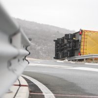 Bura na Kvarneru - prevrnuti kamion na čvoru Križišće