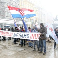 Radnici sisačke Rafinerije unatoč snježnom nevremenu stigli na prosvjed u Zagreb