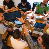 Fotografija 04 -iOS-i-Android-tim-na-Interno-organiziranom-Hackatonu