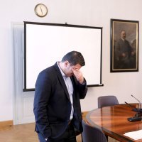 Grmoja nakon cijele noći u sabornici jedva držao otvorene oči