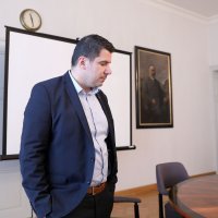 Grmoja nakon cijele noći u sabornici jedva držao otvorene oči