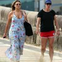 Plus size model Fiona Falkiner pokazala zanosne obline na plaži