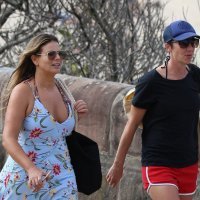 Plus size model Fiona Falkiner pokazala zanosne obline na plaži