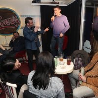 Chuck Norris za 78. rođendan dobio zlatnu bistu