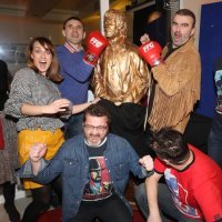 Chuck Norris za 78. rođendan dobio zlatnu bistu