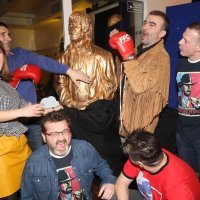 Chuck Norris za 78. rođendan dobio zlatnu bistu