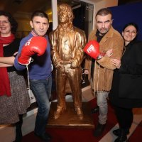 Chuck Norris za 78. rođendan dobio zlatnu bistu