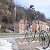 Zbog otapanja snijega s brda iznad kuća odlomio se komad stijene