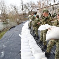 Vodostaji Kupe i Korane i dalje rastu, vojska intenzivno slaže zečji nasip