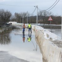 Vodostaji Kupe i Korane i dalje rastu, vojska intenzivno slaže zečji nasip