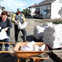 Vodostaji Kupe i Korane i dalje rastu, vojska intenzivno slaže zečji nasip