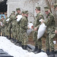 Vodostaji Kupe i Korane i dalje rastu, vojska intenzivno slaže zečji nasip