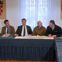 Predsjednik Vlade Andrej Plenković i ministar obrane Damir Krstičević obisli su poplavljena područja i sudjelovali na sastanku kriznog stožera