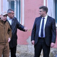 Predsjednik Vlade Andrej Plenković i ministar obrane Damir Krstičević obisli su poplavljena područja i sudjelovali na sastanku kriznog stožera