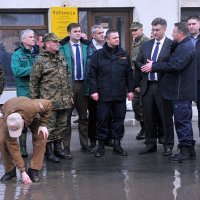 Predsjednik Vlade Andrej Plenković i ministar obrane Damir Krstičević obisli su poplavljena područja i sudjelovali na sastanku kriznog stožera