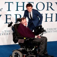 Stephen Hawking i Eddie Redmayne na premijeri filma 2014.