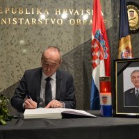 U Knjigu žalosti prvi se upisao ministar obrane i potpredsjednik Vlade Damir Krstičević