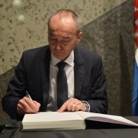 U Knjigu žalosti prvi se upisao ministar obrane i potpredsjednik Vlade Damir Krstičević