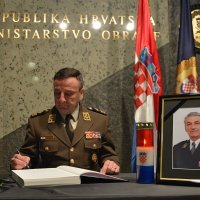 U Knjigu žalosti upisao se i načelnik Glavnog stožera OS RH general zbora Mirko Šundov
