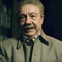 Adrian McLoughlin kao Staljin